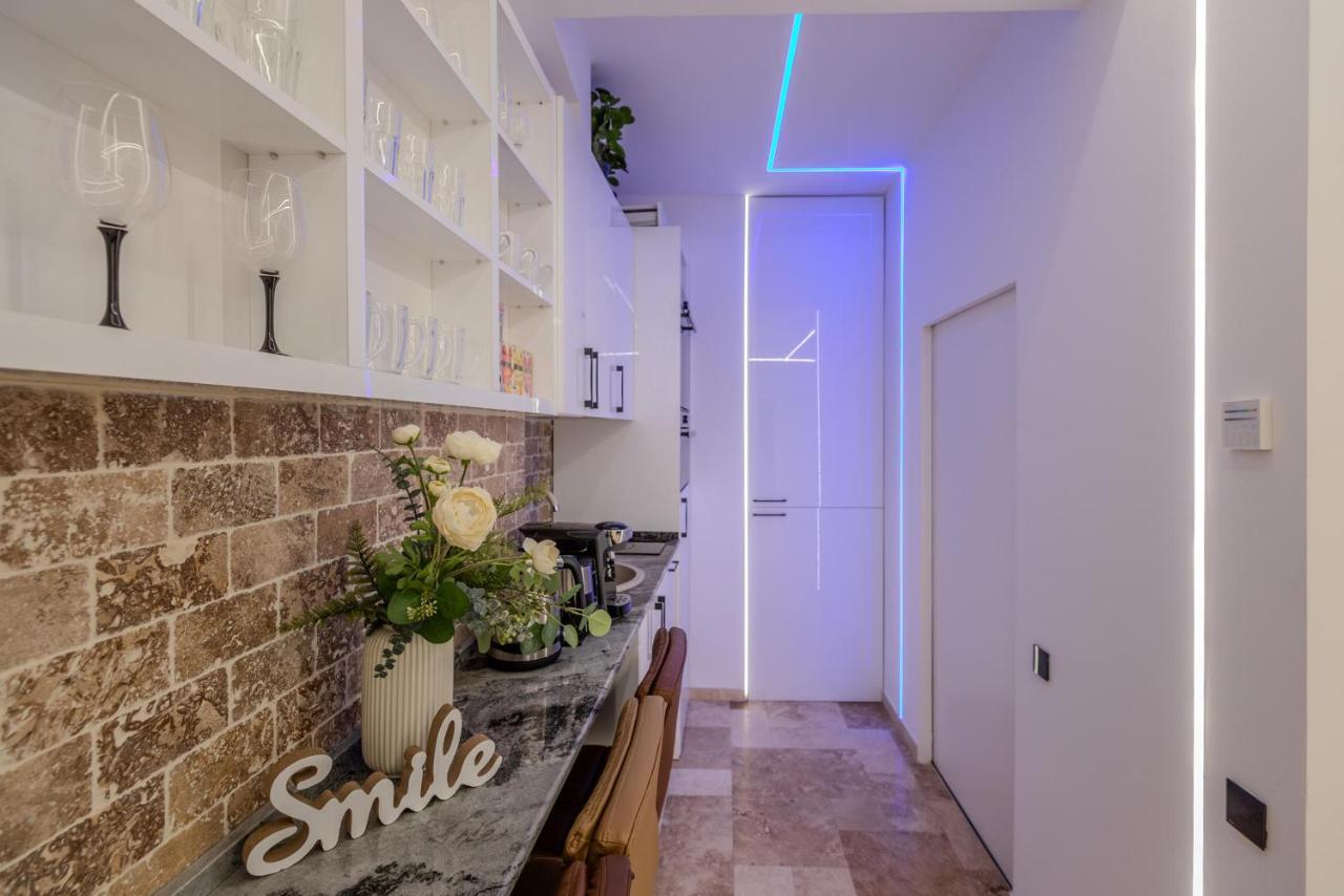 Luxury Living: Smart 2Br Apartment At Unirii Square Bucharest Luaran gambar