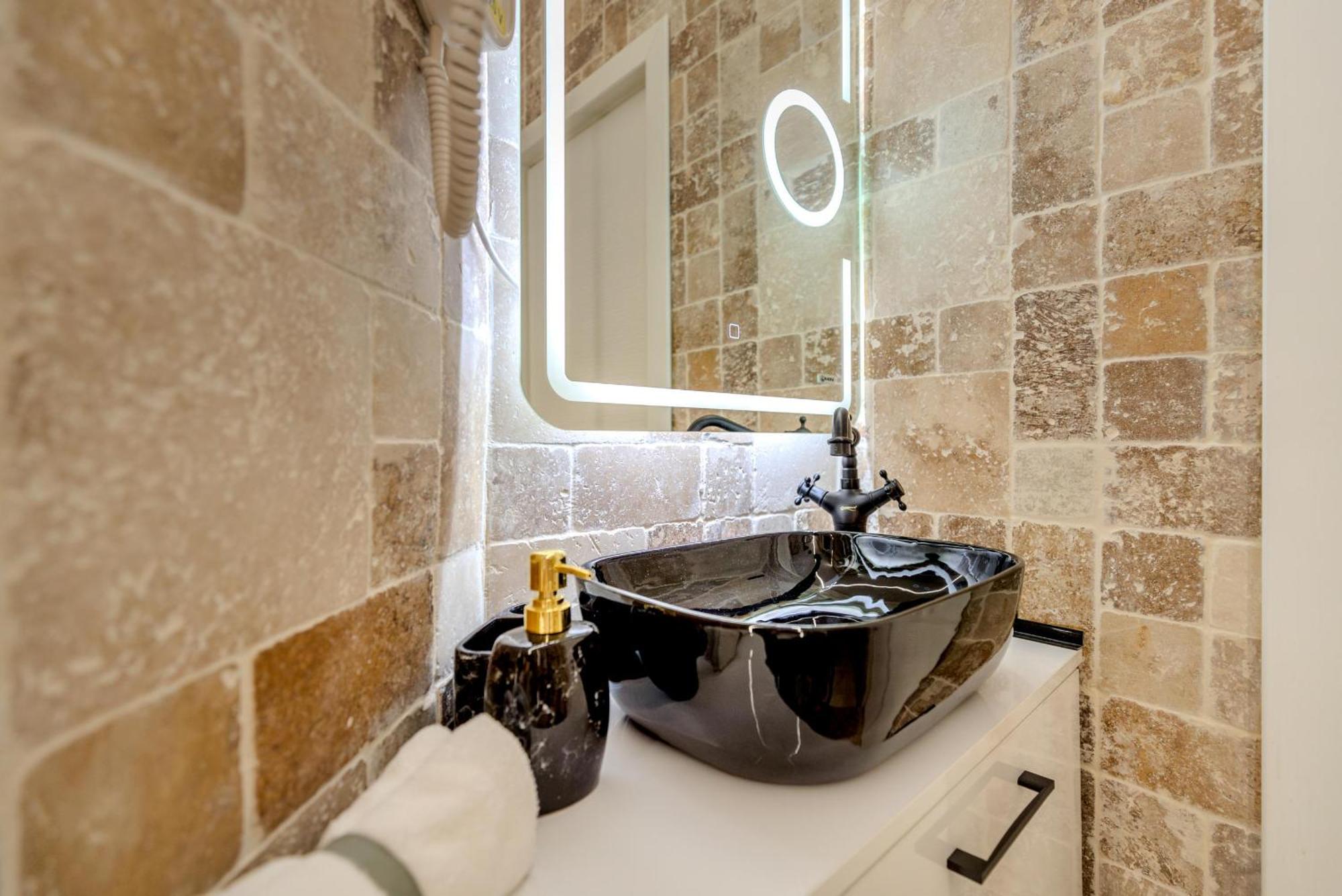 Luxury Living: Smart 2Br Apartment At Unirii Square Bucharest Luaran gambar