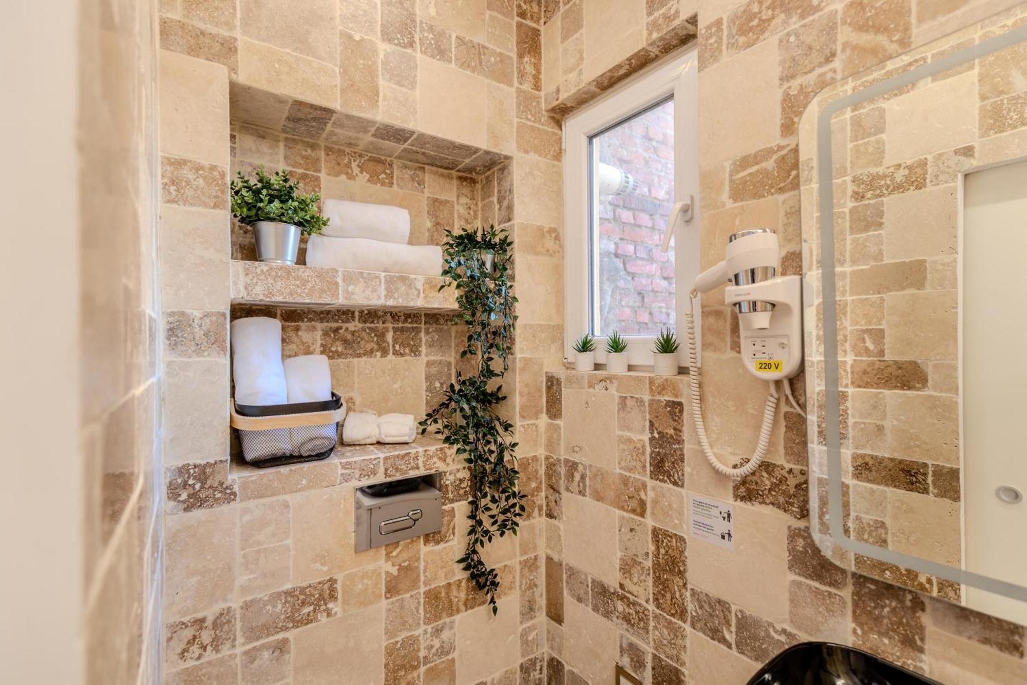 Luxury Living: Smart 2Br Apartment At Unirii Square Bucharest Luaran gambar