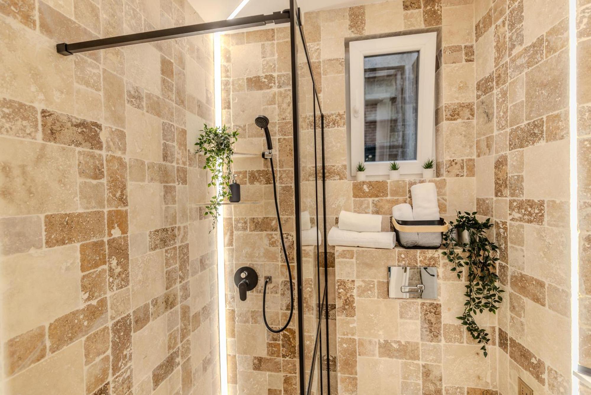 Luxury Living: Smart 2Br Apartment At Unirii Square Bucharest Luaran gambar